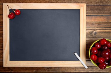 Kiraz ile boş yazı tahtası