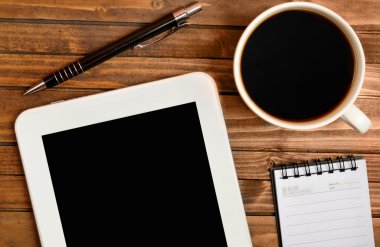 Tablet kahve fincanı ve Not Defteri ile