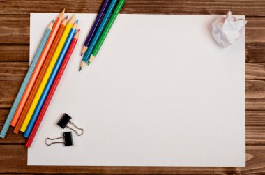 Renkli kurşun kalem ile beyaz kağıt