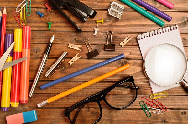 Bureau aanbod op tafel — Stockfoto