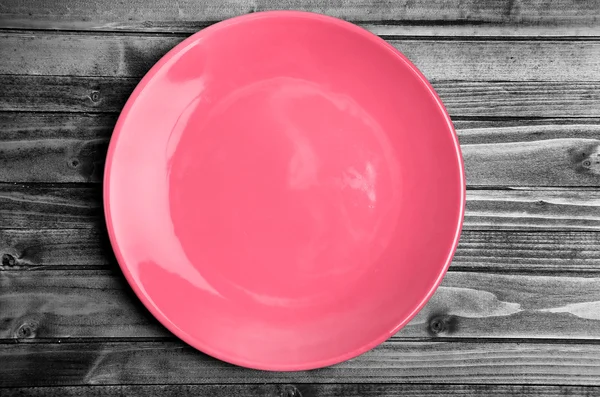 Roze plaat op tafel — Stockfoto