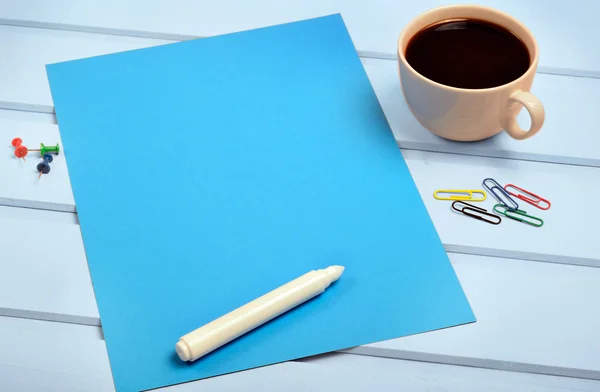 Papel azul com marcador branco — Fotografia de Stock