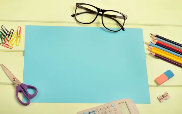 Blauw papier met kantoor aanbod — Stockfoto