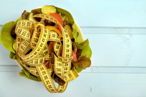 Bol avec salade de légumes et centimètre — Photo