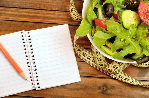 Bloc de notas y ensalada de verduras —  Fotos de Stock