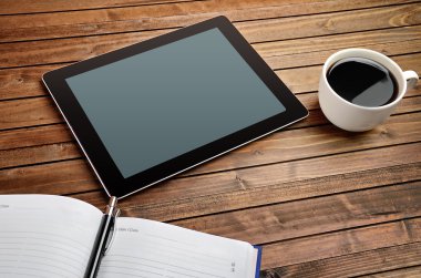 Tablet kahve fincanı ve defter