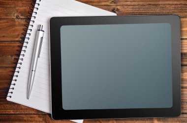 Dizüstü bilgisayar ile tablet ve kalem