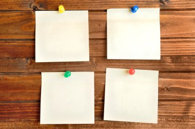 Duvarda boş dört notlar