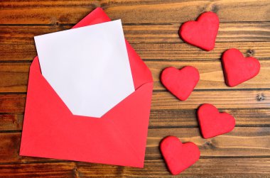 Boş kağıt ile kırmızı zarf