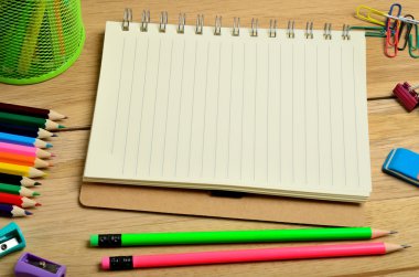 Defter ile okul aksesuarları