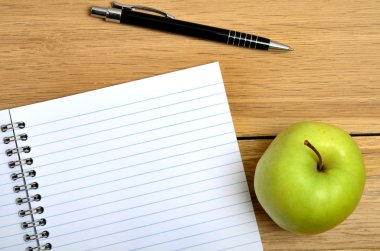 Defter ile elma meyve ve kalem