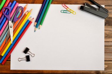 Okul aksesuarları ile boş kağıt