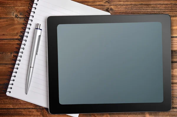 Tablet met notebook en pen — Stockfoto