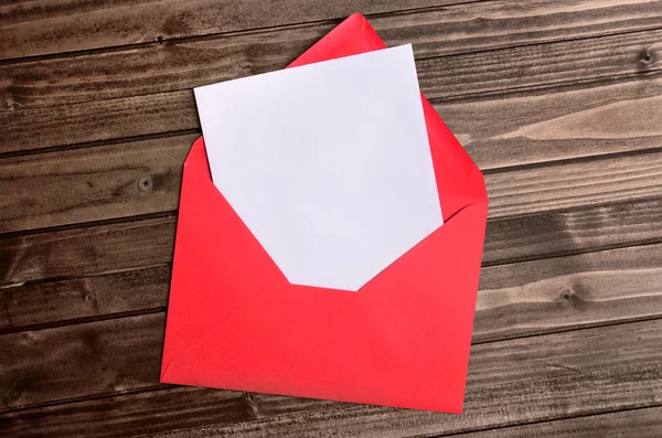 Envelope vermelho com papel vazio — Fotografia de Stock