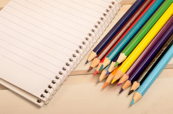 Taccuino e matite colorate — Foto Stock