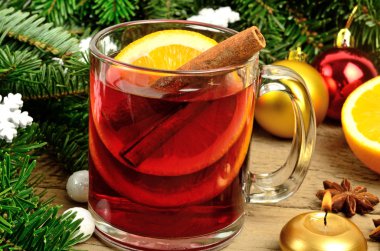 Tarçın ve turuncu meyve ile mulled şarap