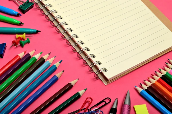Cuaderno con accesorios escolares —  Fotos de Stock
