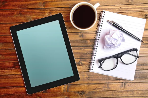 Tablet com notebook e xícara de café — Fotografia de Stock