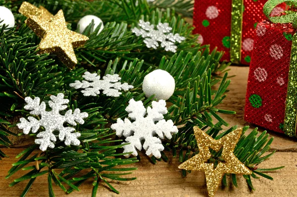 Astbaum mit Weihnachtsschachtel — Stockfoto