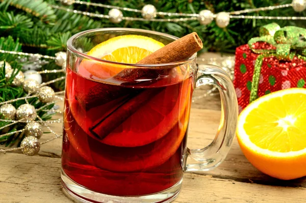 Copo com vinho tinto e laranja — Fotografia de Stock