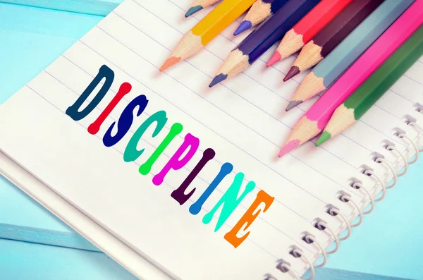 Discipline woord op laptop — Stockfoto