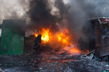 Kiev, Ukrayna - 25 Ocak 2014: Euromaidan. Kitlesel protesto eylemleri üzerinde Grushevskogo St.