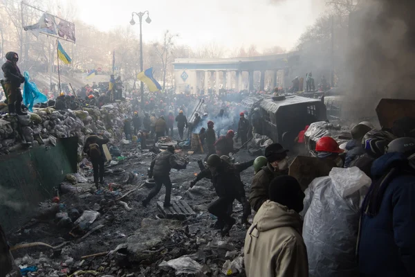 Kiev, Ukrayna - 25 Ocak 2014: Euromaidan. Kitlesel protesto eylemleri üzerinde Grushevskogo St.