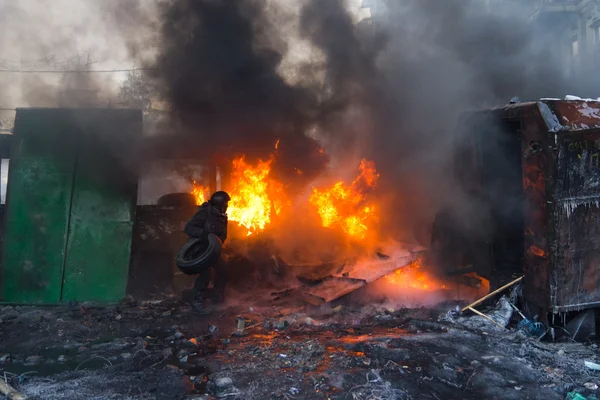 Kiev, Ucrânia - 25 de janeiro de 2014: Euromaidan. Ação de protesto em massa em Grushevskogo St . — Fotografia de Stock