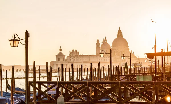 Fotógrafo cerca de binocular turístico con laguna de Venecia en el fondo — Foto de Stock