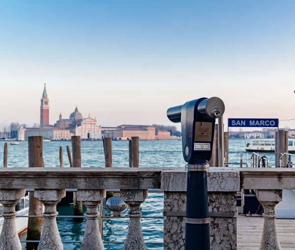 Fotógrafo cerca de binocular turístico con laguna de Venecia en el fondo — Foto de Stock