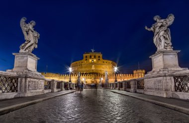 Roma'daki Castel Santangelo bir gece geniş açı bakış. Uzun pozlama şehir ışıkları