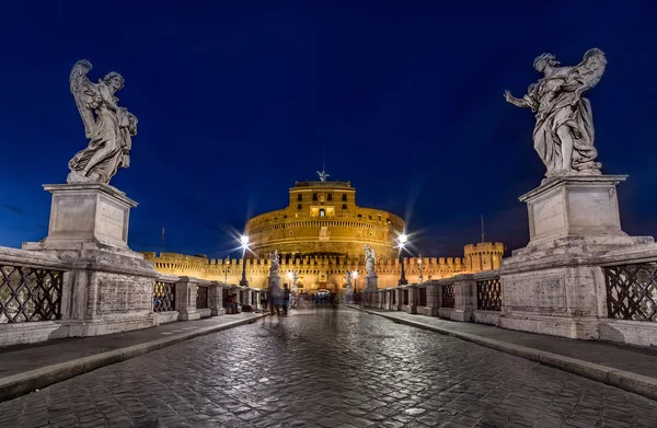 ローマのカステル ・ サンタンジェロの夜景を広角。長時間露光の街の灯 — ストック写真