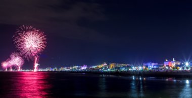 Gece havai fişek patlama sahil üzerinde. Rimini 