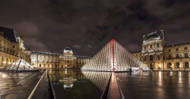 Paris Louvre Müzesi gece görünümü