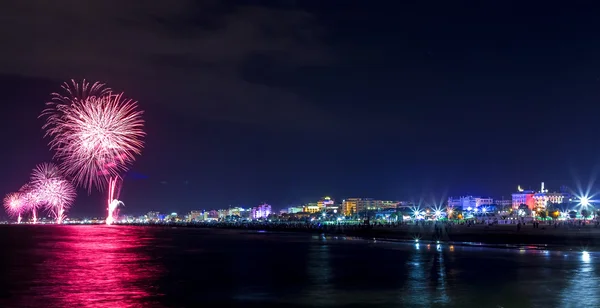 Esplosione notturna di fuochi d'artificio sul lungomare. Rimini "Notte Rosa " — Foto Stock