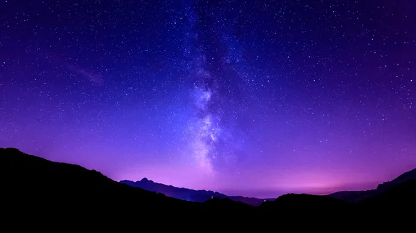 Vía Láctea sobre fondo montañoso. estrellas del cielo nocturno —  Fotos de Stock