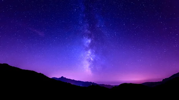 Voie lactée sur fond de montagne. étoiles du ciel nocturne — Photo