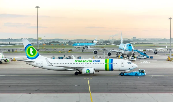 Transavia Airlines trafikerar 737-700 taxibilar på Schiphols flygplats på — Stockfoto