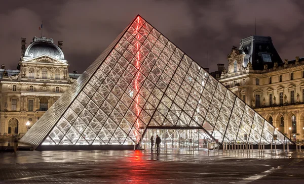 Paříž, Francie - 16 listopadu 2014: Noční pohled na Louvre muzeum — Stock fotografie