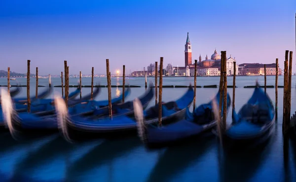 Puesta de sol de Venecia con efectos de desenfoque de movimiento en góndola. Increíble azul — Foto de Stock