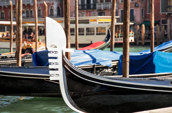 Venetsia gondoli lähikuva — kuvapankkivalokuva
