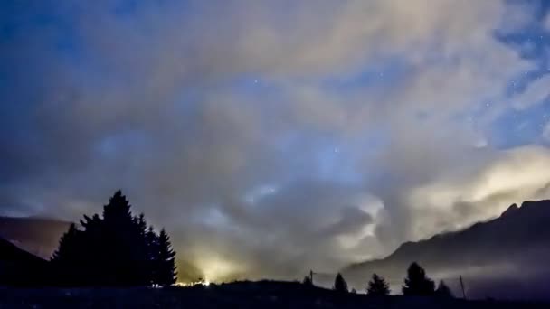 Timelapse, noční obloha hvězdy a měsíc přes rychlé mraky horské zázemí. Východ — Stock video