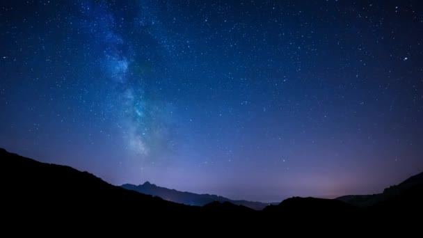 Timelapse cielo nocturno estrellas de la Vía Láctea en las montañas de fondo. .. Toscana — Vídeos de Stock