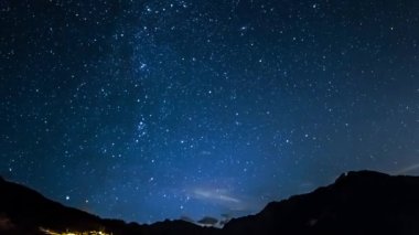 Timelapse yıldızlar ve ay dağ gece gökyüzünde. Ayın doğuşu
