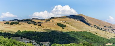 Akış ve şelaleler. Uzun pozlama su sel Nehri üzerinde