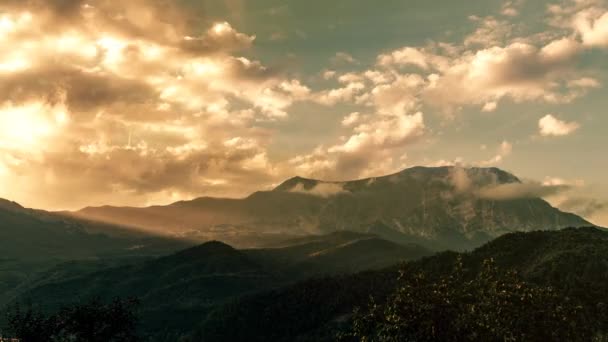 Colorido atardecer timelapse sobre el paisaje de montaña. Nubes en movimiento con luz dramática. 4K — Vídeo de stock