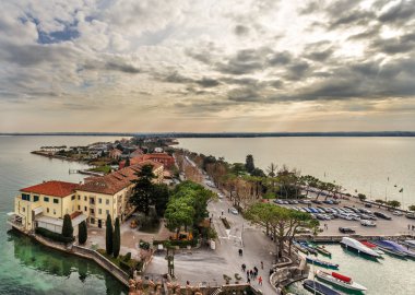 Sirmione, İtalya - 6 Ocak 2016: yarımada Sirmione şehir görünümünü