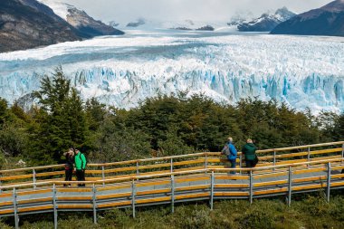 Turistler Perito Moreno buzuluna bakıyorlar.