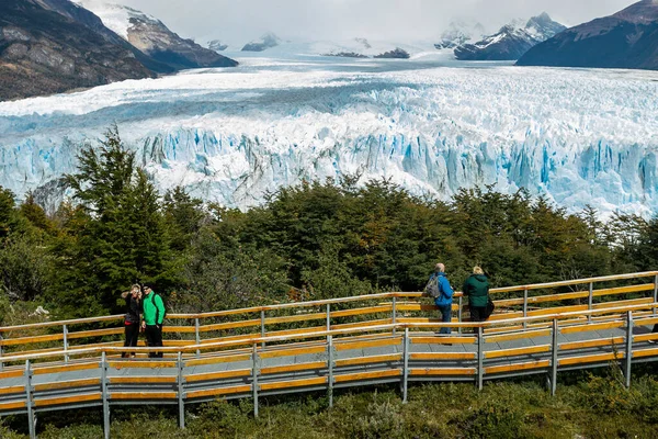 A turisták a Perito Moreno gleccsert nézik. — Stock Fotó