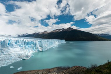 Göl manzarası ve Perito Moreno Buzulu